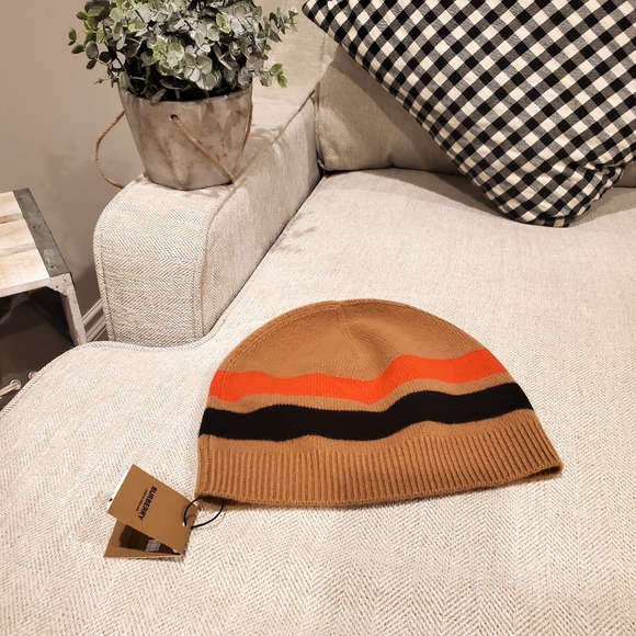 Brand new Burberry beanie hat - Picture 2 of 10
